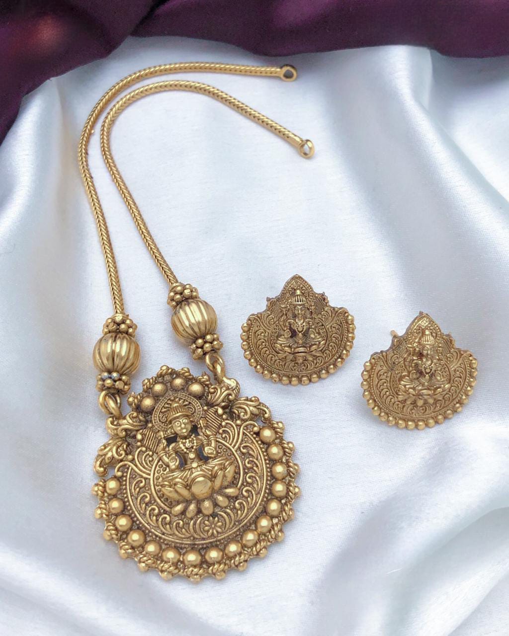 Lakshmi Design Pendant Set