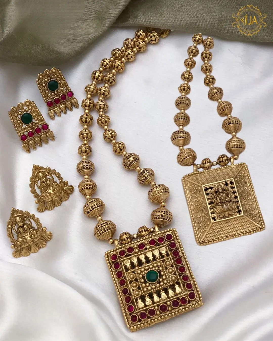 Reversible Chain Set With Two Pairs Of Earrings SJ168